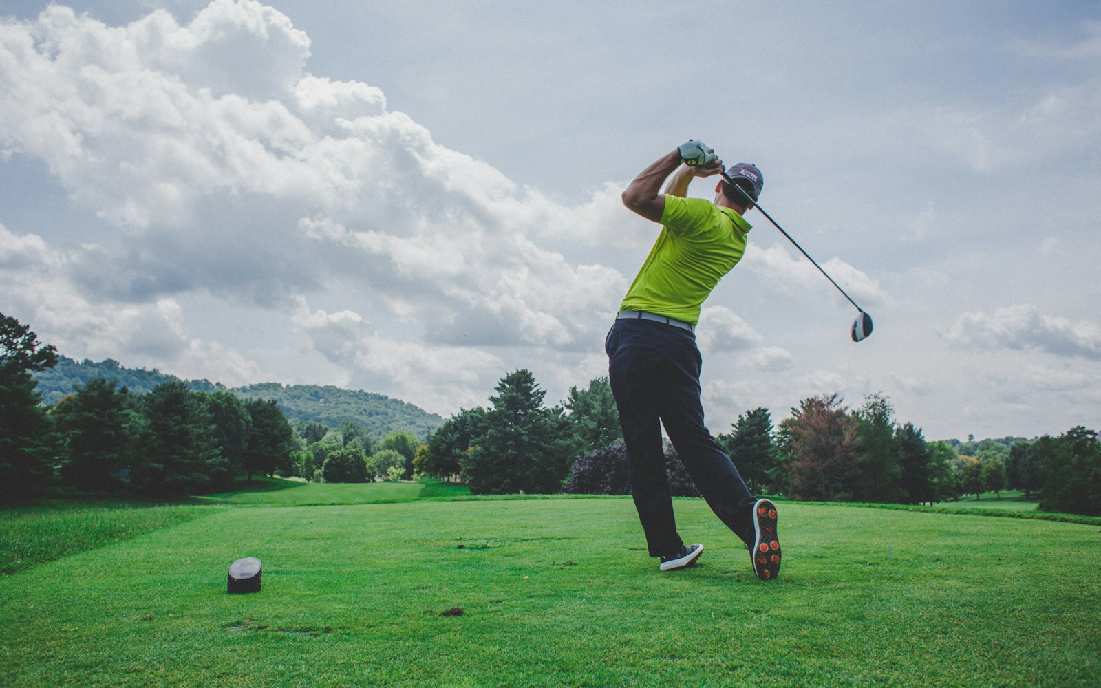 Golfeur effectuant un swing, photographie d’illustration sans lien avec le circuit LIV Golf.